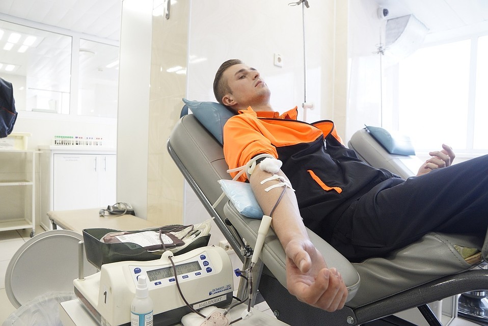 Игроки футбольного клуба «Урал» поделились своей кровью