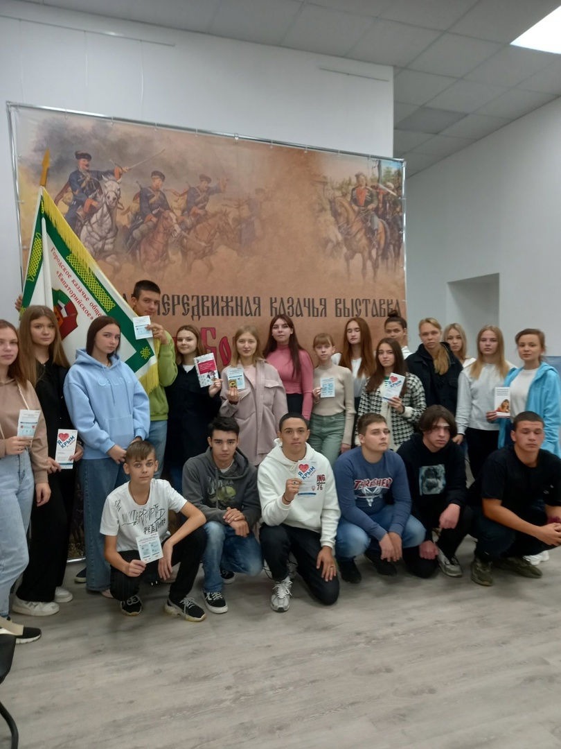 Экскурсия на мобильную передвижную казачью выставку "Славу богу, что мы казаки!" для доноров Евпаторийского филиала.