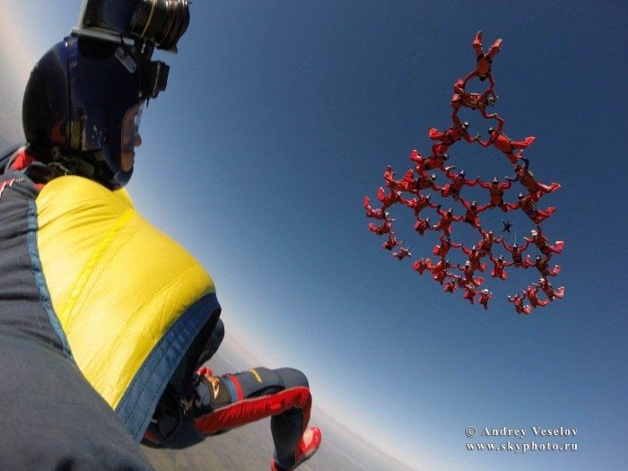 40 спортсменов-парашютистов выстроили «живую каплю в небе» накануне Дня Победы