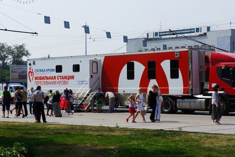 В центре Новосибирска развернут мобильный пункт сдачи крови