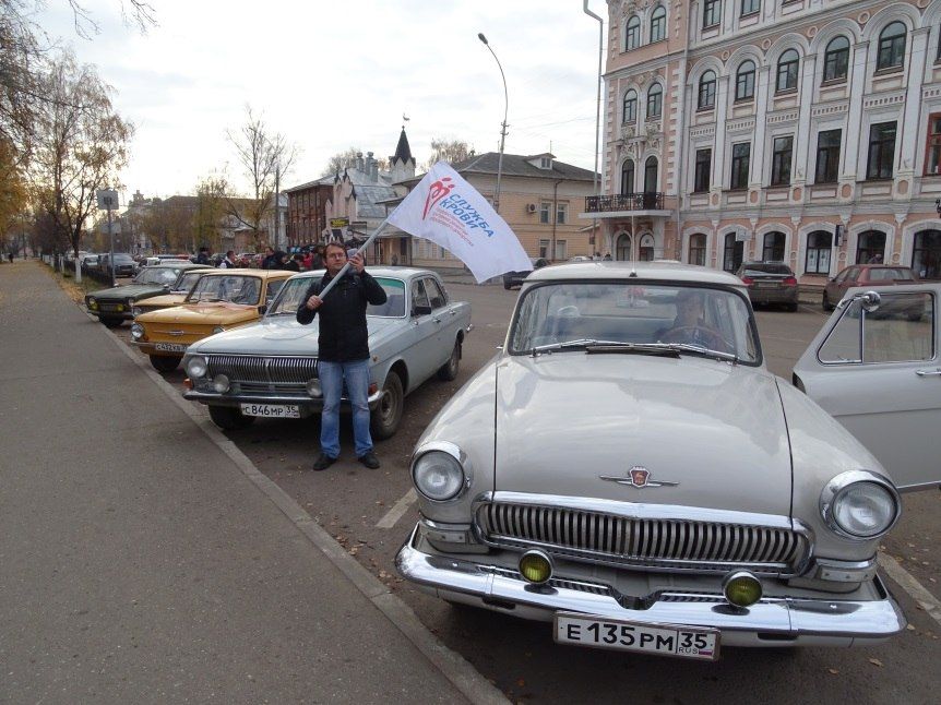 В Вологде владельцы ретро-автомобилей и сотрудники ГИБДД сдали кровь для пострадавших в ДТП