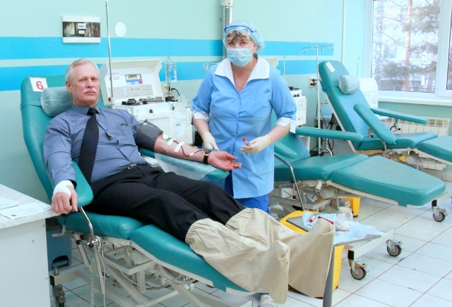 Тюменские врачи «подарили» пациентам 100 литров крови