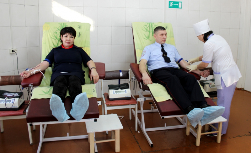 Полицейские Тывы сдали кровь для спасенного мальчика